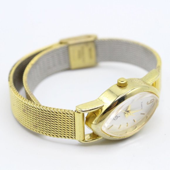 VG II Diamond Shape Raised Crystal White Face Textured Gold Tone Band Watch 8 In - Picture 4 of 6